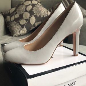 Nine West light gray pumps